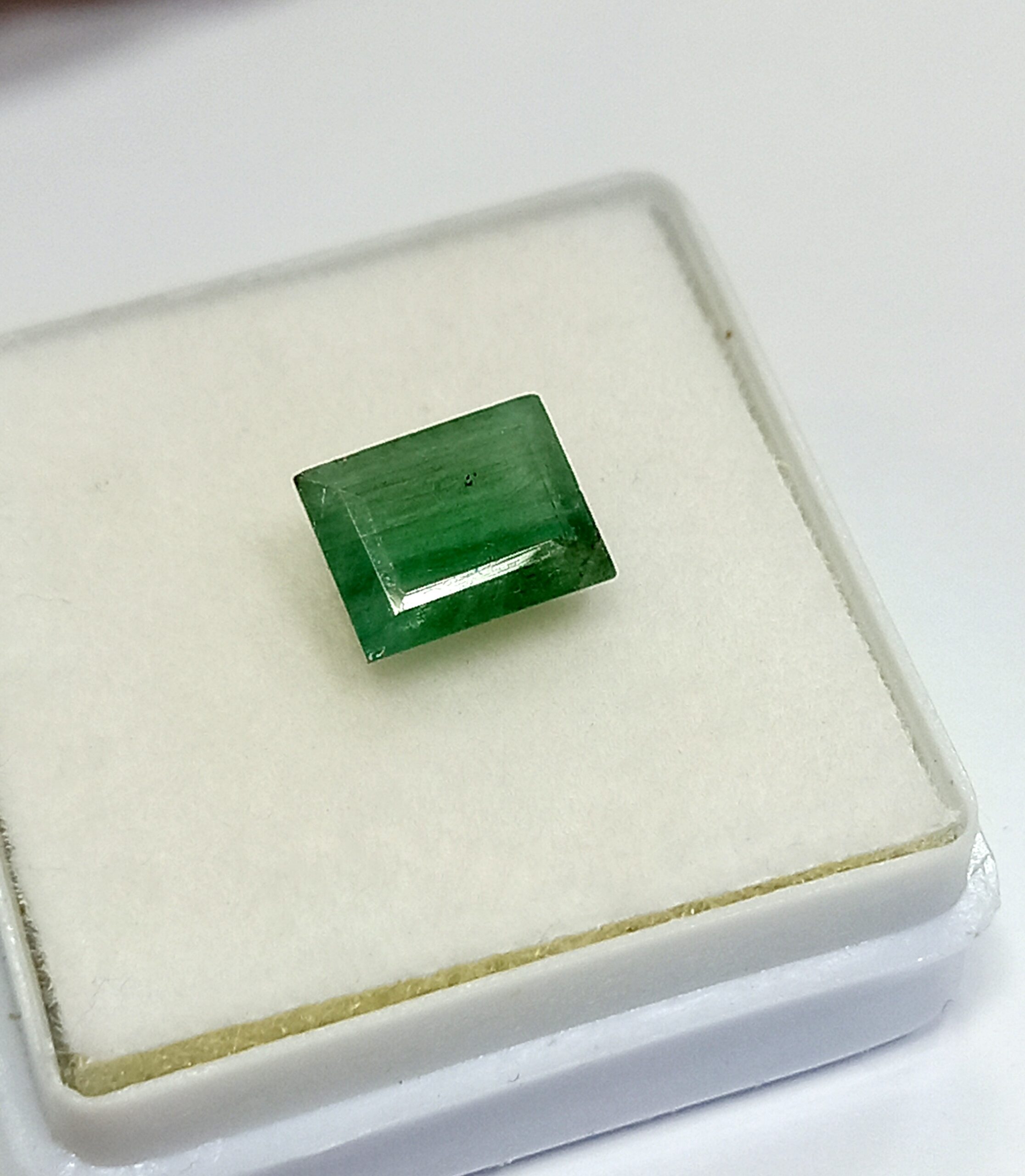 NATURAL EMERALD GEMSTONE 6