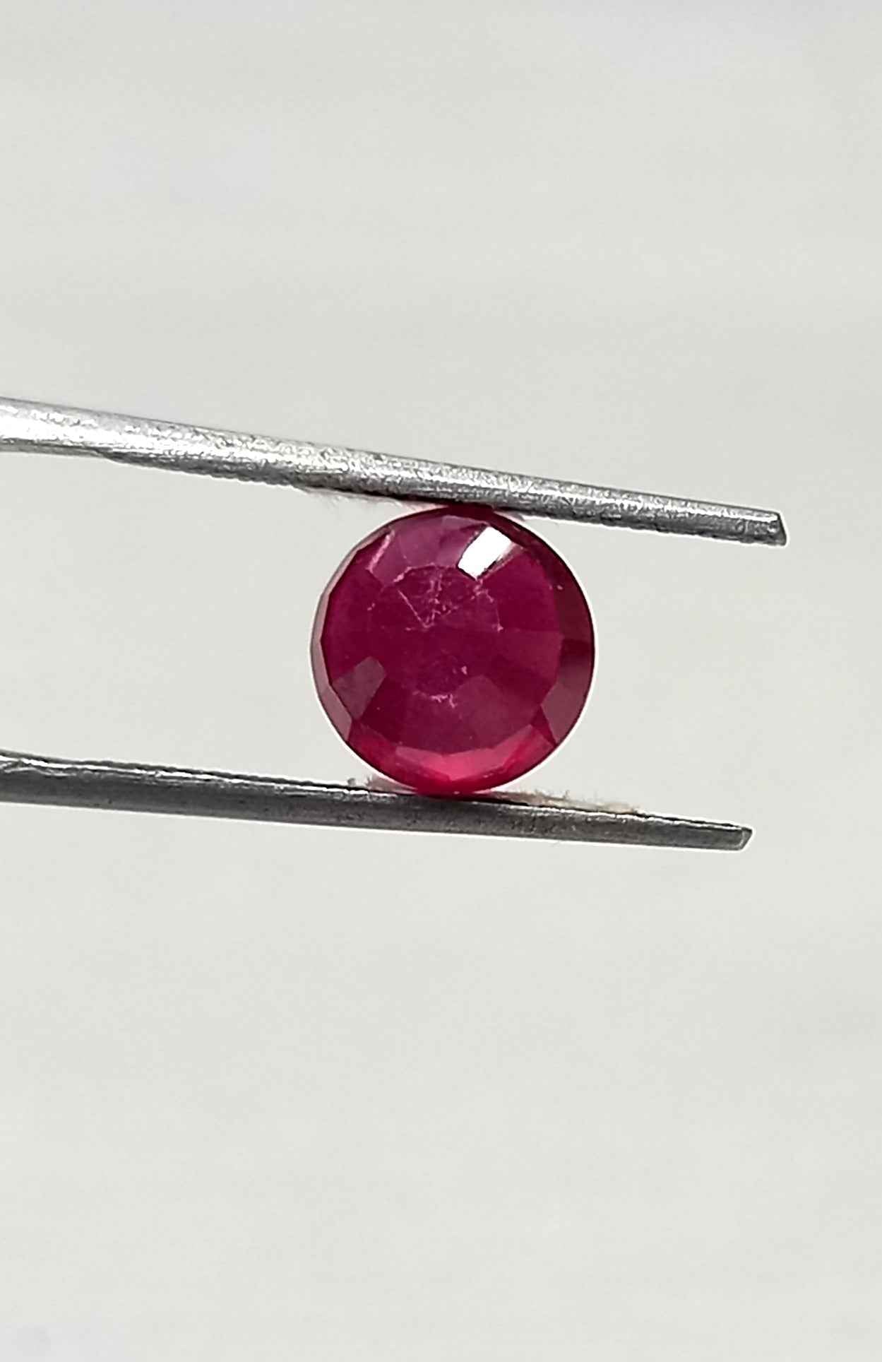 3.40 Cts Ceylon Red Ruby Gemstone Round Cut 8.1*8.1 MM R14