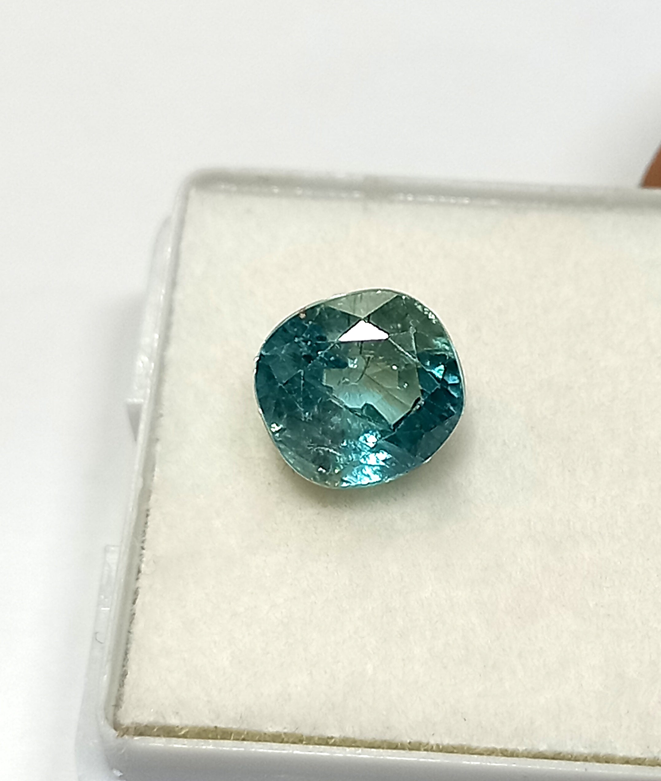 NaturalZirconGemstone6_eef1af61-8d70-476e-b51b-749277ef4789