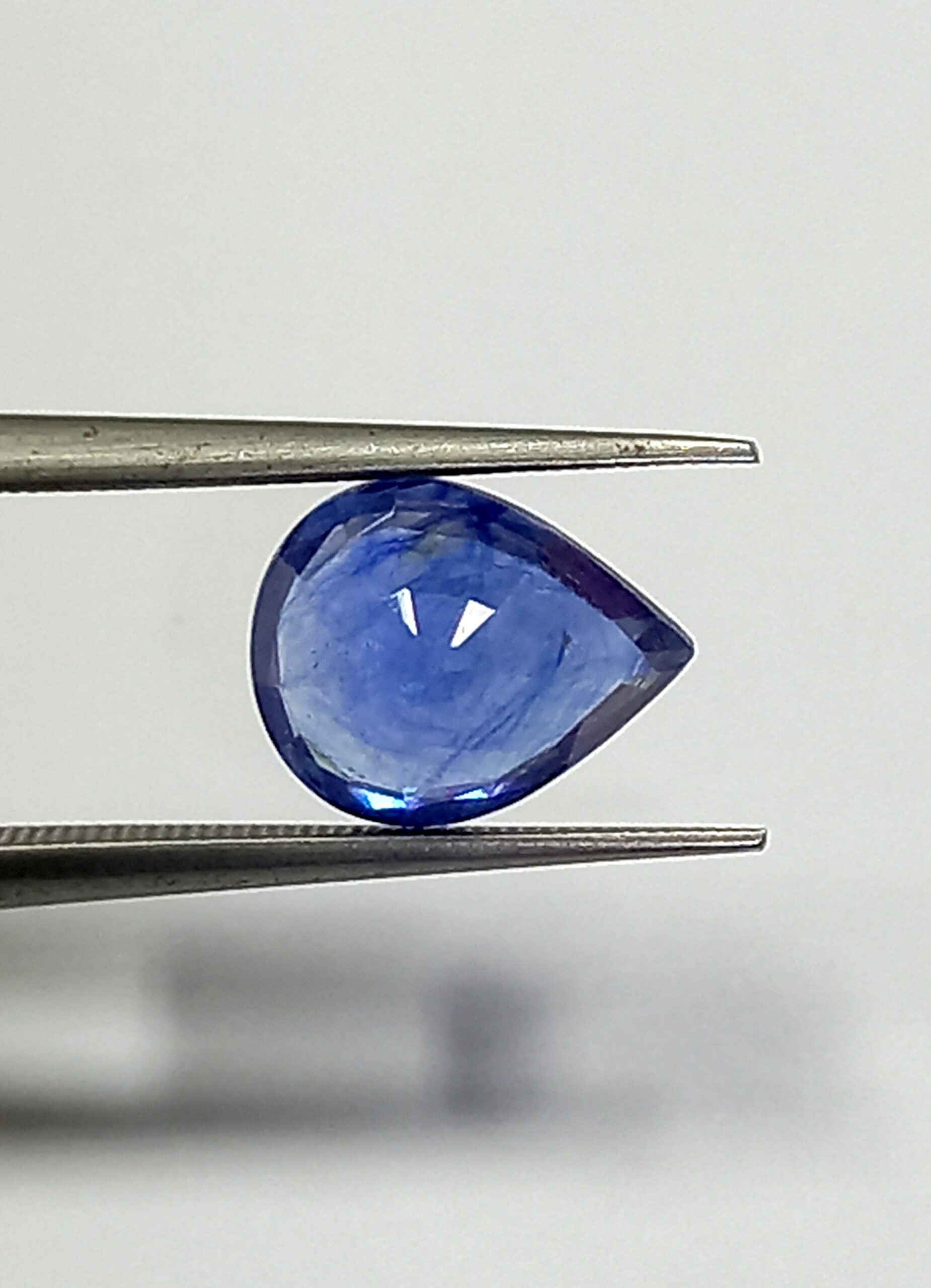 Natural blue sapphire gemstone 3