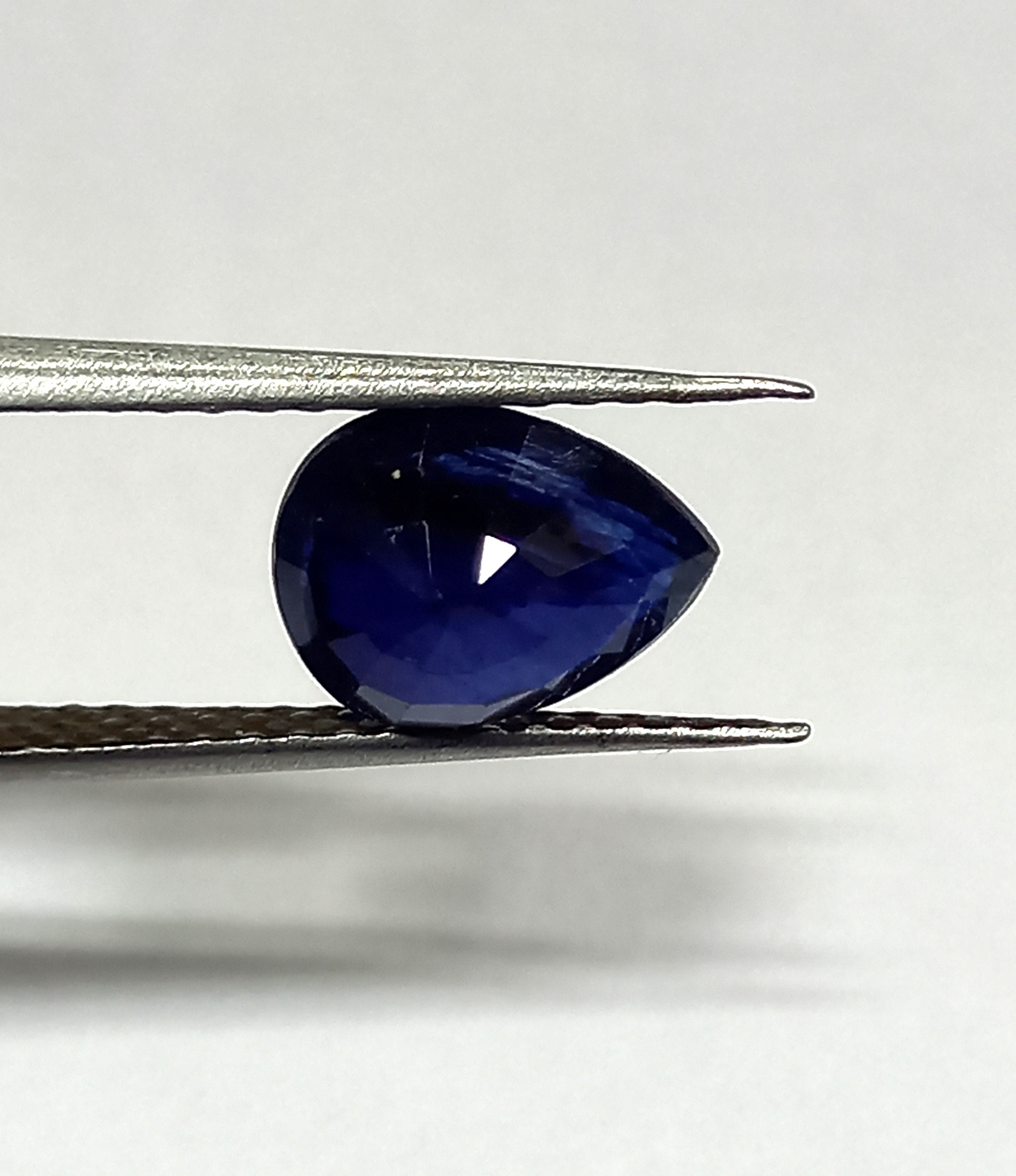 Natural blue sapphire gemstone 3