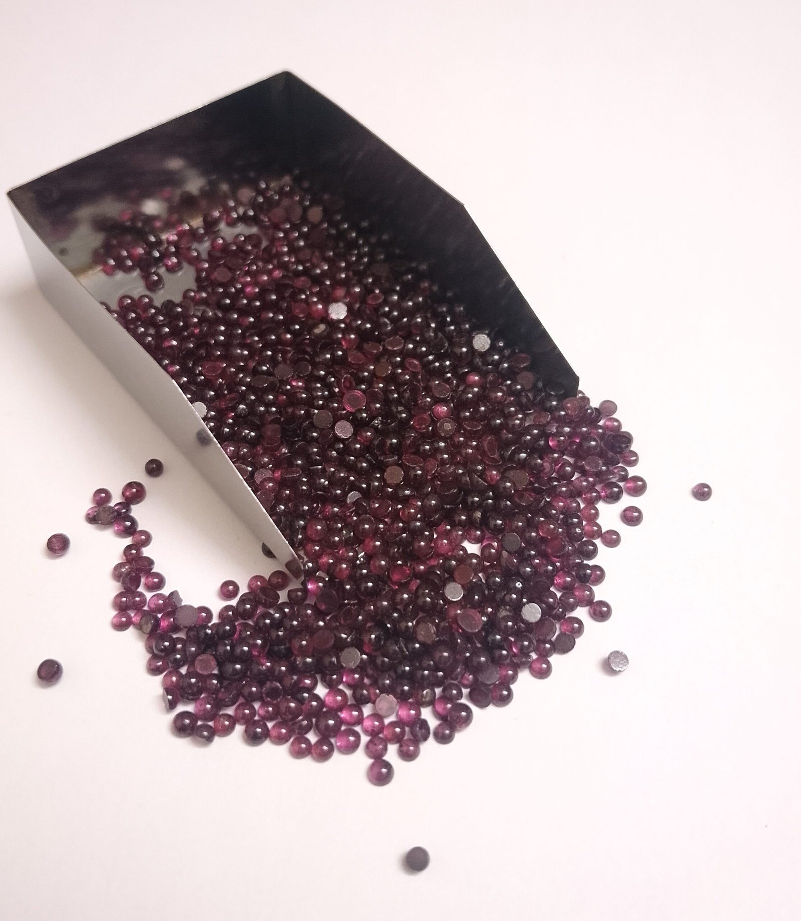 Natural Pink Rhodolite Garnet Round Cabochons 1300 Pcs 101.05 Cts (2-3mm) for Jewellery - Image 6