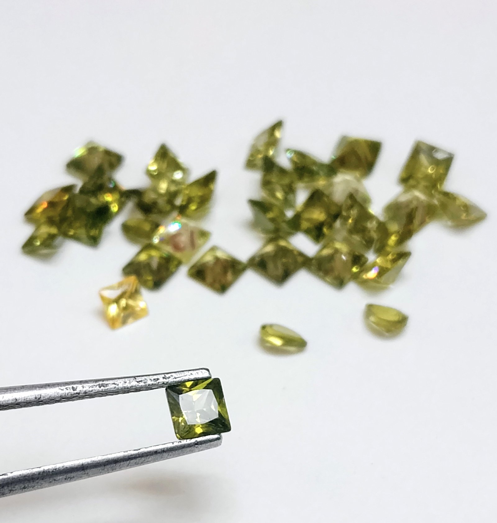 Green Synthetic CZ Stones 16.40 Cts 31 Pcs Princess Cut 4mm - Image 2