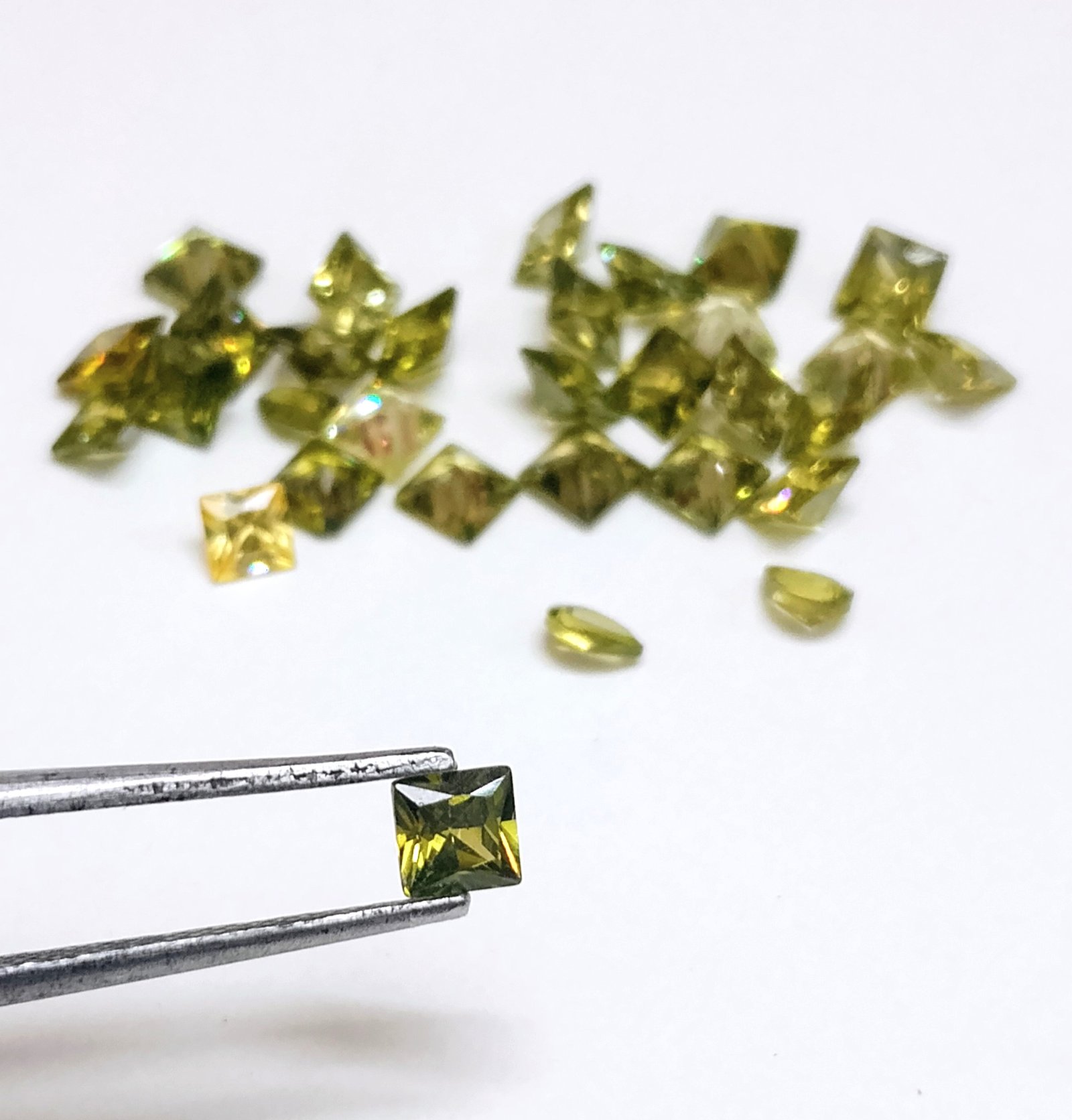 Green Synthetic CZ Stones 16.40 Cts 31 Pcs Princess Cut 4mm - Image 3