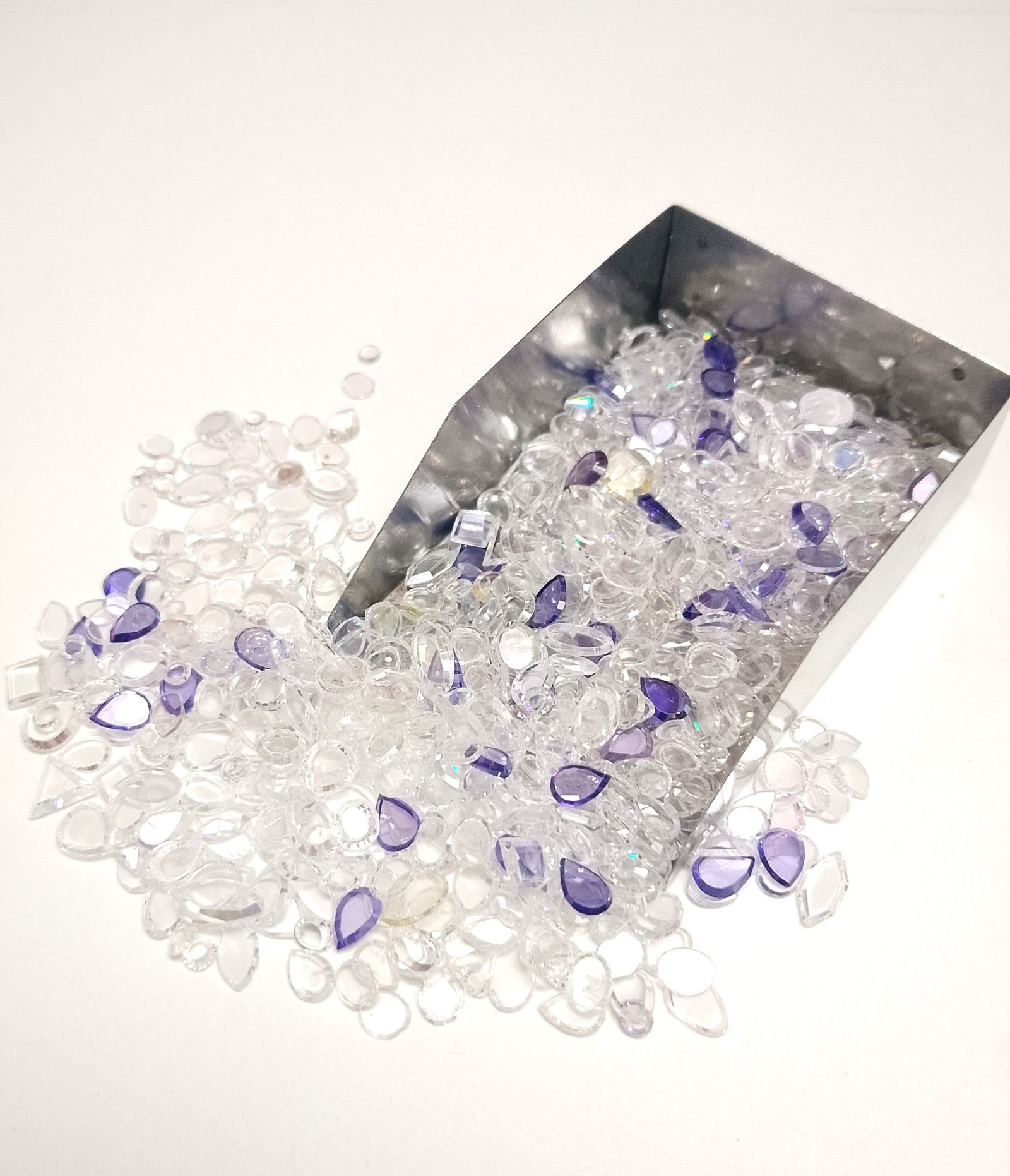 White Purple Synthetic CZ Stones Polki 278.95 Cts 836 Pcs Uncut 3-8 MM - Image 3